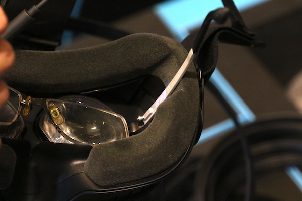 在側邊還有眼鏡適用的溝槽