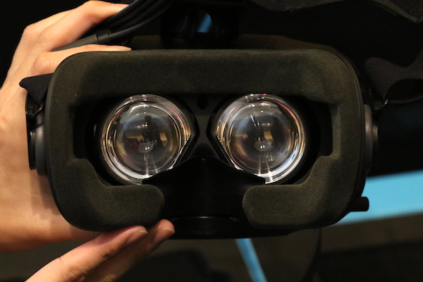 顯示部分為兩眼各 1K 解析度的螢幕