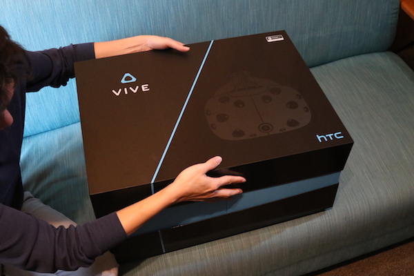 整套 Vive 外箱相當大！
