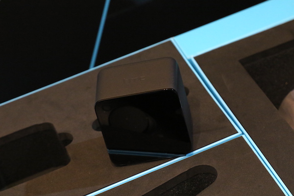 負責定位的 BaseStation 基地台，尺寸其實不大