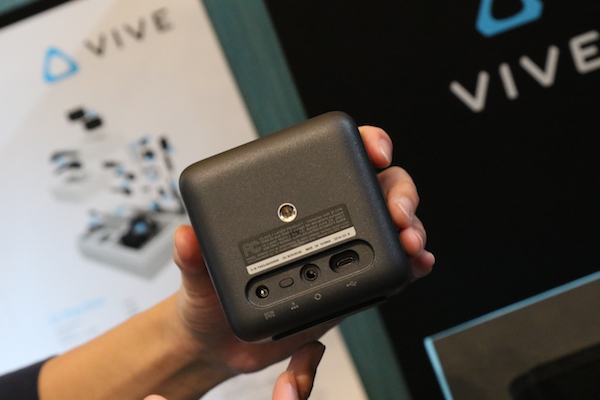 背後與底部具有 1/4 吋的螺絲孔用以固定，底下則是電源孔、無線配對按鍵、有線配對線插孔以及 MicroUSB 連接線