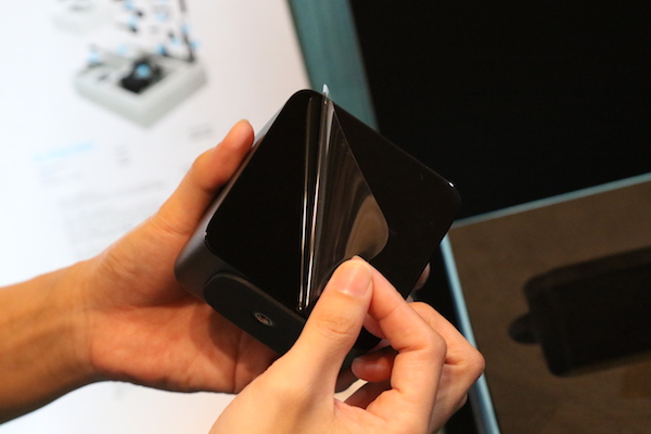 BaseStation 的雷射發射面貼有薄膜，開始使用前須撕下，HTC 原廠人員也不建議包膜或貼上保護貼影響訊號發射效能