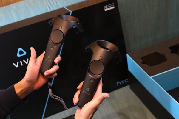 套組內有兩隻控制器