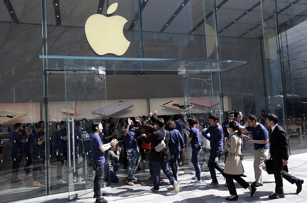 iPhone SE 這次開賣並沒有帶來排隊人潮(圖/美聯社)
