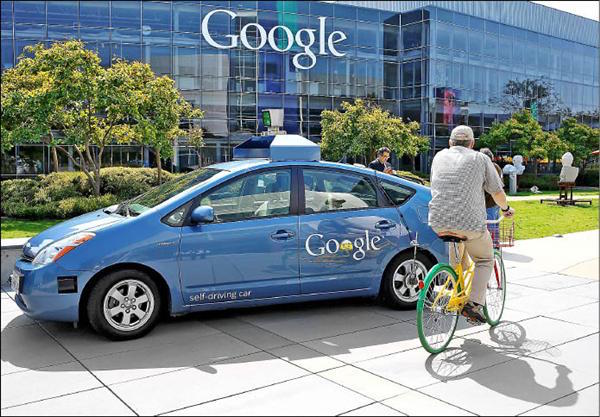 先前  Google 就已用 Toyota 車輛進行自動駕駛車的測試,若 Toyota 真要發展自動駕駛車,難度將不會太高(圖片來源/法新)