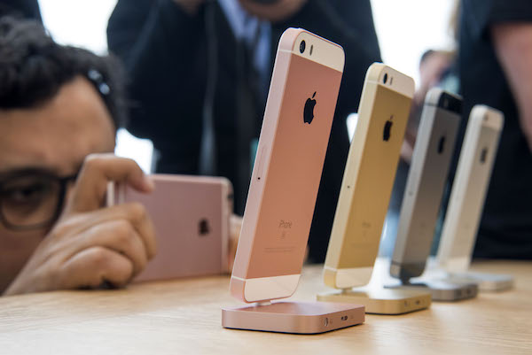 蘋果雖然推出 iPhone SE ,但卻未投入太多行銷資源在上面(圖片來源/彭博)