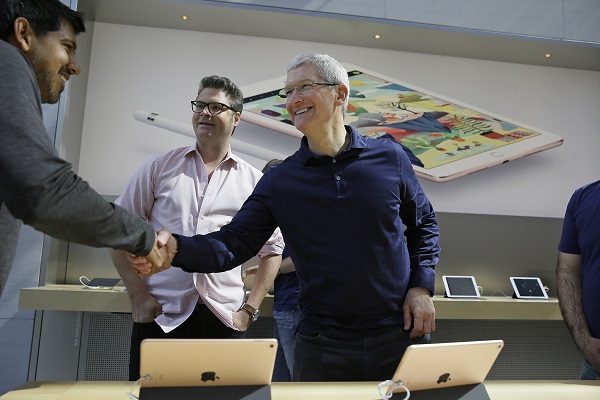 Apple 希望用二手 iPhone 的低廉售價,招募更多人成為果粉(圖/美聯社)