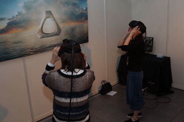 甚至在同一空間內支援多套 Vive 同時進行