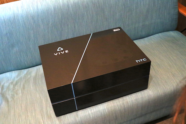 Vive 的外裝盒相當大箱