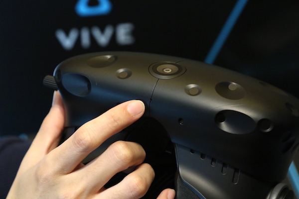 Vive 在底部設置了可收音的麥克風