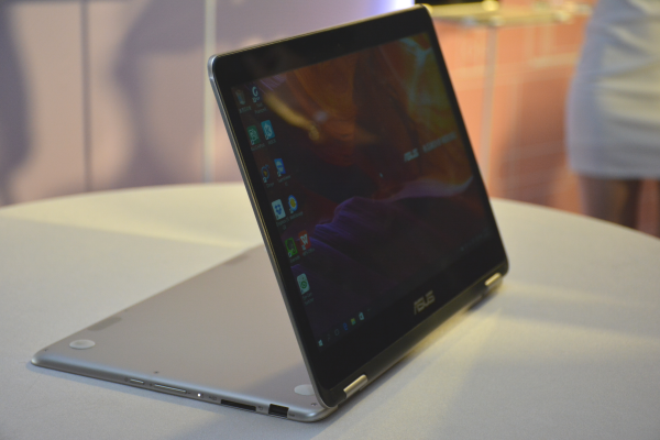 ZenBook Flip 可以隨意翻著 360 度,系統會自動在筆電和平板模式間進行切換(圖/記者譚偉晟拍攝)