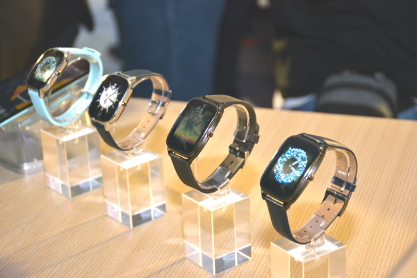 ZenWatch 2 有 22mm 與 18mm 錶帶兩種款式(圖/記者譚偉晟拍攝)