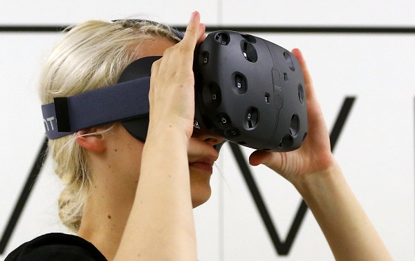 hTC Vive 被認為是頂級的 VR 虛擬實境裝置(圖/路透社)