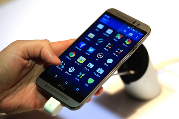 去年 hTC 所推出的旗艦手機,未能引起消費者關注(圖/法新社)