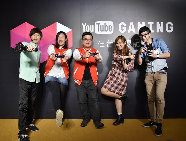 (由左至右)阿鬼、 YouTube團隊、魚乾、巧克力共同宣布YouTube Gaming即日起全面在台上線。