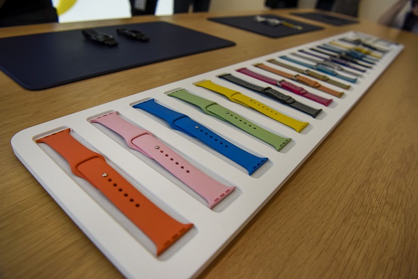 Apple Watch 在這段期間,僅有不斷推出新款錶帶(圖/彭博社)