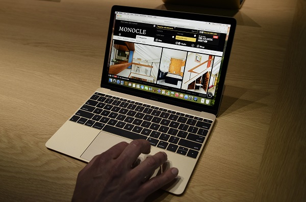 Siri 預期會是 MacBook 的特色新功能之一(圖/彭博社)
