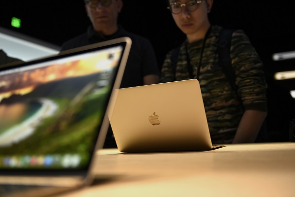 外界認為新款 MacBook 的售價不會與現行機種差異過大(圖/彭博社)