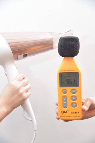 一般吹風機在啟動時都具有 90 分貝上的音量(圖片來源/本報記者胡舜翔攝)