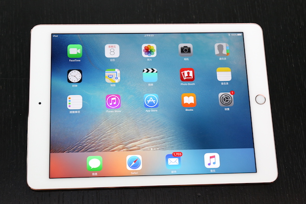 這次 9.7 吋 iPad Pro 的螢幕解析度跟亮度跟 iPad Air 2 相同，但是在顯示色域上作出提升，並且加入了色溫補正的功能