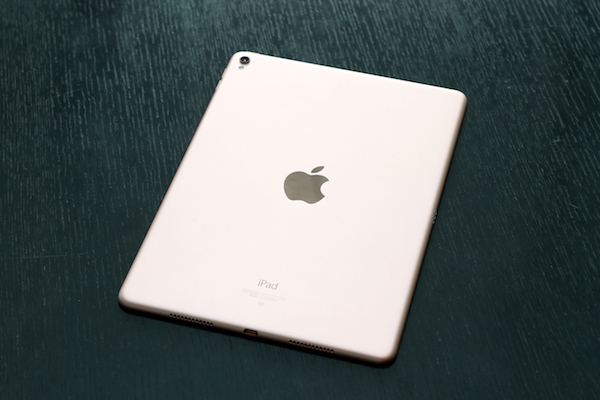 在 iPad 產品線上首度出現的玫瑰金款式