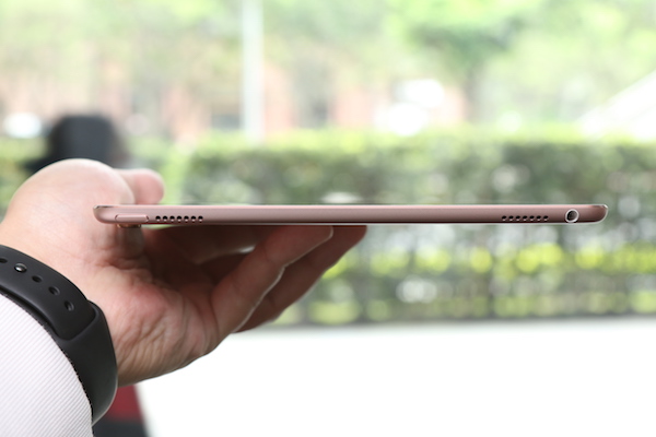 因為採用 4 組揚聲器設定，所以在機頂上方電源以及 3.5 mm 耳機孔旁都多了揚聲器的開口