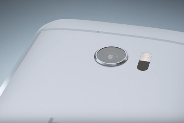 機身背面主鏡頭、雙色溫 LED 補光燈以及雷射對焦模組（圖片來源／擷取自 Youtube）