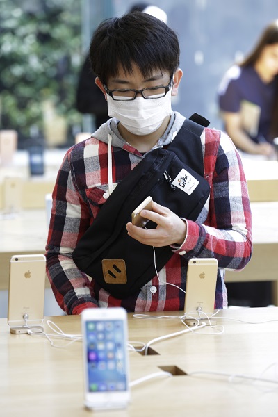 iPhone SE 透過藍牙連線音訊裝置時,會出現音質讓人難以忍受的狀況(圖/美聯社)