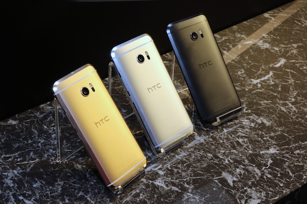 這次 HTC 先在台灣推出星光銀、暮光灰、曙光金三個版本，首波推出星光銀與暮光灰兩色