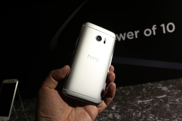 這次 HTC 10 在機身背面不採髮絲紋，而是霧面設計