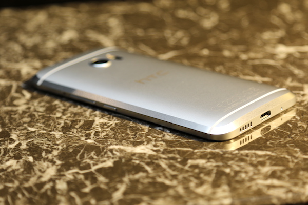 可以清楚地看到 HTC 10 機身背面的切面設計