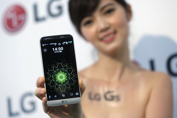 LG G5 是一款被評斷為容易維修的手機(圖/路透社)