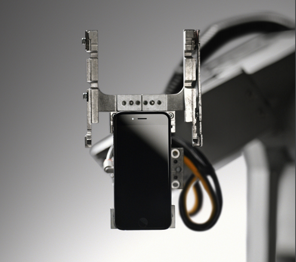 Apple 回收 iPhone 主要靠機器人「Liam」來快速完成(圖/Apple)