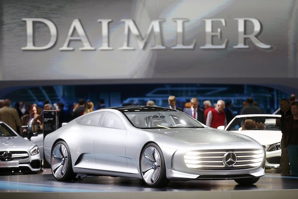 德國車廠打算自行開發智慧電動車技術,圖為 Mercedes-Benz 在德國柏林展出的  IAA 概念車(圖片來源/路透)