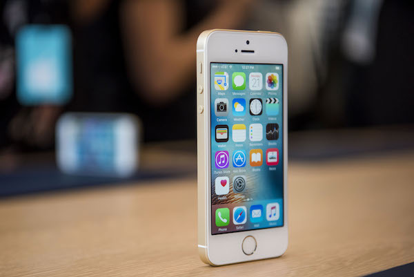 別忘了還有 iPhone SE!(彭博社)