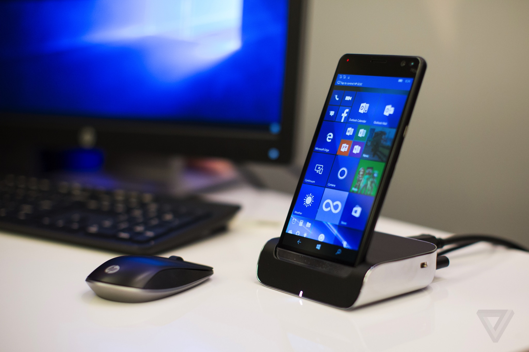 HP 推出了一款可做為筆電核心的 Windows 手機 Elite x3(圖/The Verge)