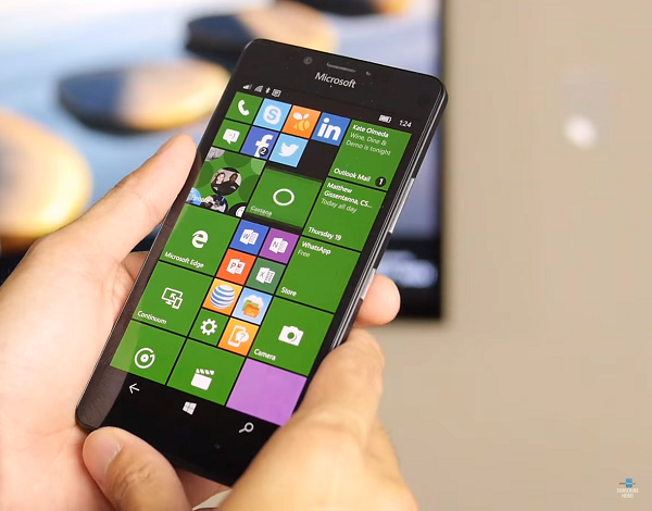 Lumia 950 疑似因為庫存壓力,現在推出買一送一活動(圖/Phone Arena)