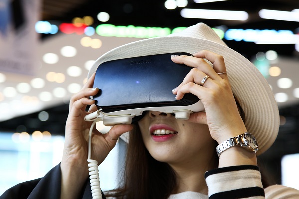 Galaxy Note 6 傳出將改用 USB Type-C 傳輸埠,已適配新款 Gear VR(圖/彭博社)
