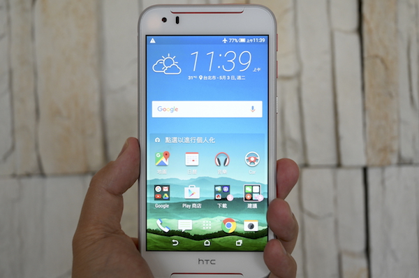 在正面採用全玻璃覆蓋設計的 Desire 830