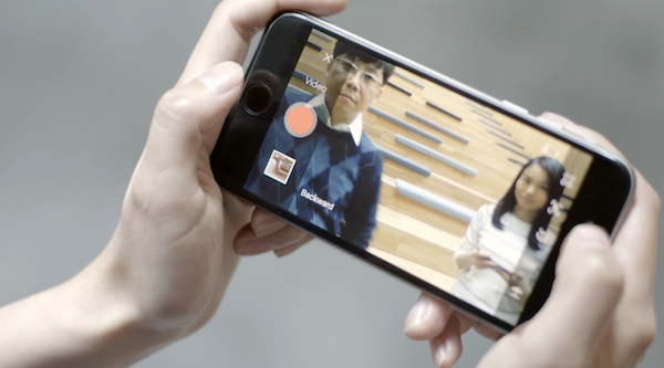 可用手機 APP 進行快門控制與拍攝，也可命令 Hover Camera 進行 360 度環景攝影（擷取自 Hover Camera  官方影片）