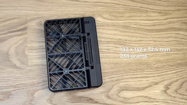 Hover Camera 的 Size 跟一本筆記本差不多（擷取自 Hover Camera  官方影片）