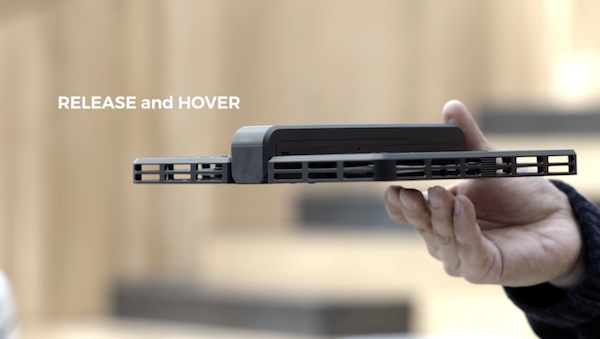 只要打開、按下開關、輕輕往前一推，Hover Camera 就會自動懸停在空中（擷取自 Hover Camera  官方影片）