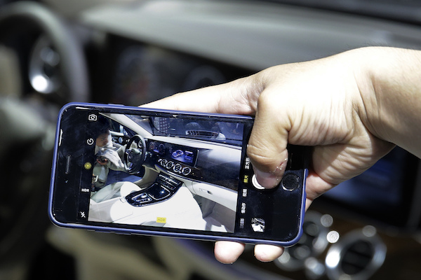 拍攝車子內裝這類明暗差距較大的照片時，可以開啟 HDR 功能，平均整個畫面的亮度（圖片來源／美聯）