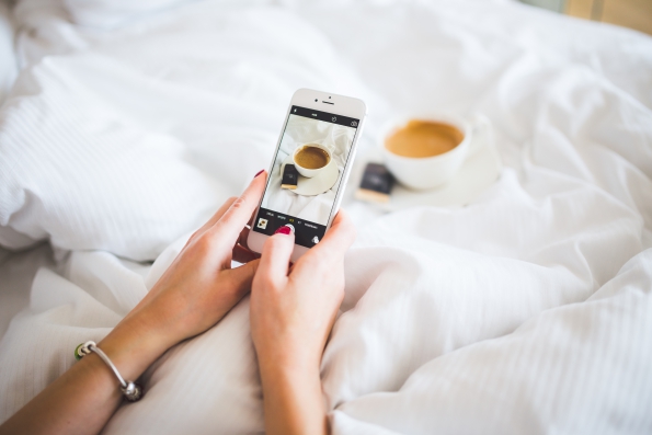 相對於 Android 無法讓最新系統普及到用戶裝置上，iPhone 更容易獲得新系統的升級（圖／kaboompics）