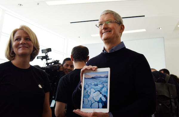 Tim Cook 表示:歡迎大家都來買第一名的平板喔(設計對白)(圖片來源/彭博)