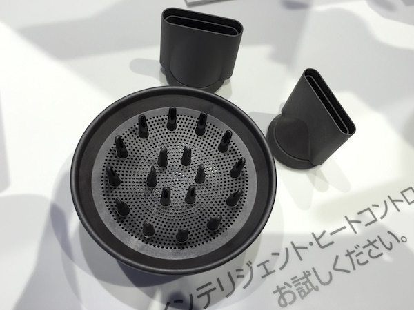 有附三個吹嘴,分別是順髮吹嘴、集風吹嘴、造型烘罩