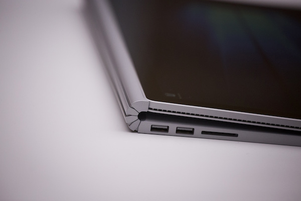 特殊的轉軸設計是 SurfaceBook 的一大特色(圖片來源/彭博)
