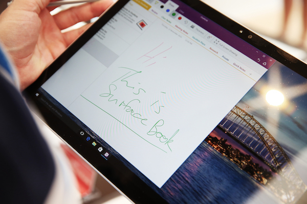 新款 SurfaceBook 2 將採用 4K 超高解析度螢幕?(圖為現行 SurfaceBook 的 3 K 解析度螢幕,圖片來源/彭博)