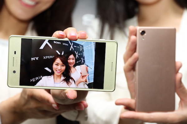 這次最頂級的 Xperia X Performance 採用的是 5 吋 IPS 面板螢幕，解析度為 Full HD