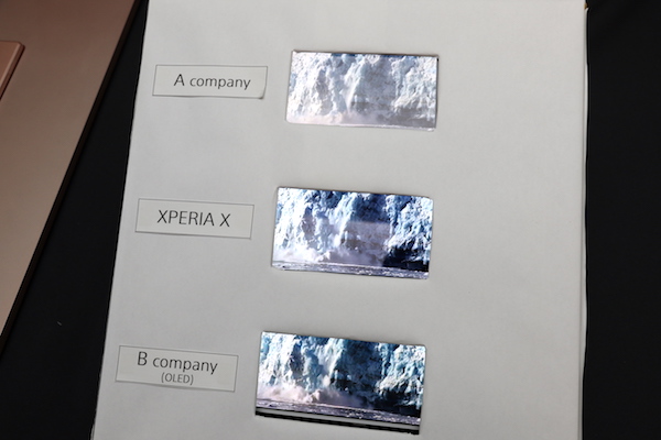 可看出同樣採用 IPS 面板，中間的 Xperia X Performance 表現跟下面 Samsung Galaxy S 的 AMOLED 螢幕差不多，但是最上面的 Apple iPhone 就有不小的差距